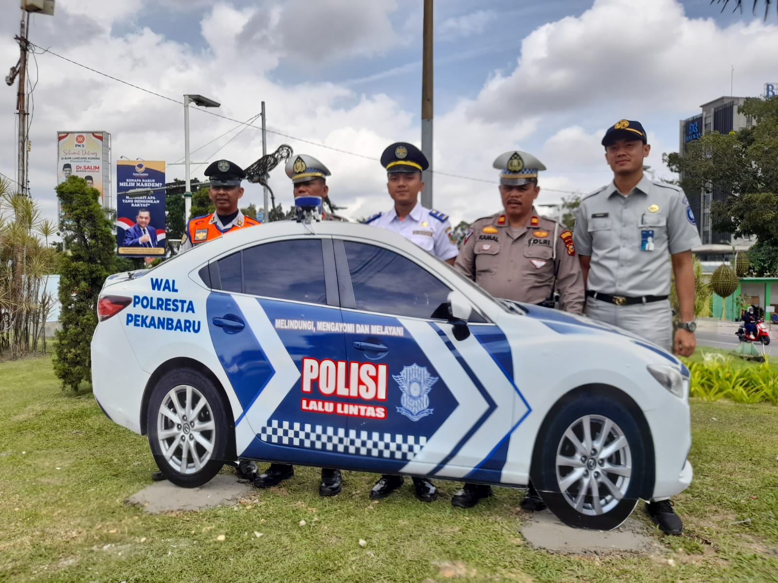 Peduli Keselamatan, Satlantas Polresta Pekanbaru Pasang Mobil Kamuflas